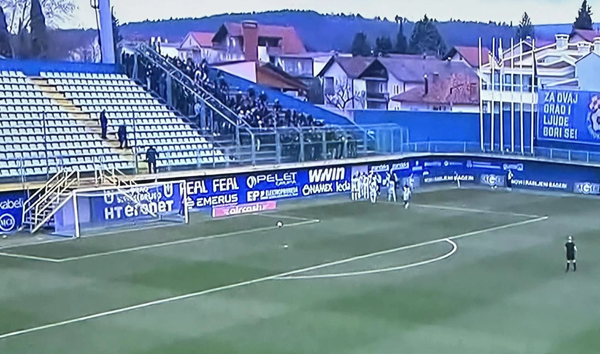 Neredi na Pecari: Policija udara Manijake!