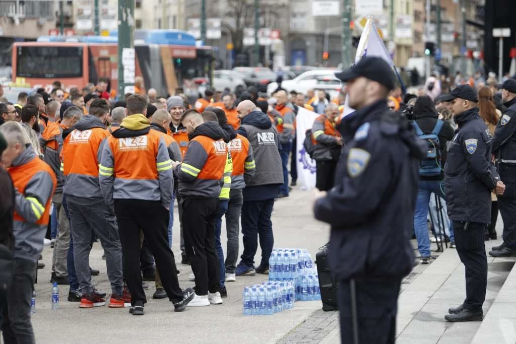 Stotine radnika Nove Željezare Zenica došle na protest ispred zgrade Vijeća ministara BiH