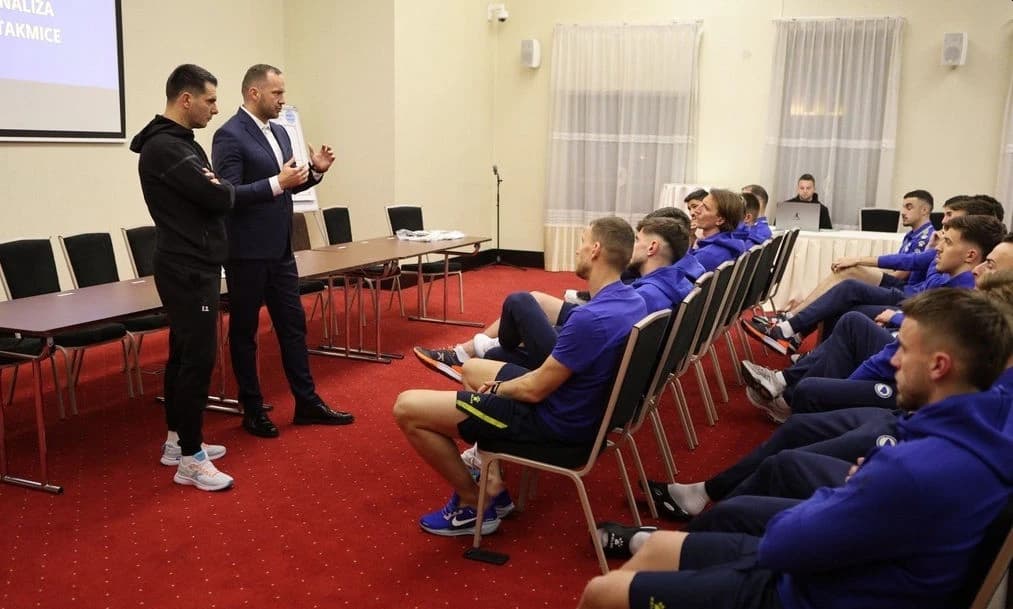 Zeljković poslao snažnu poruku Zmajevima, Džeko ga slušao iz prvog reda