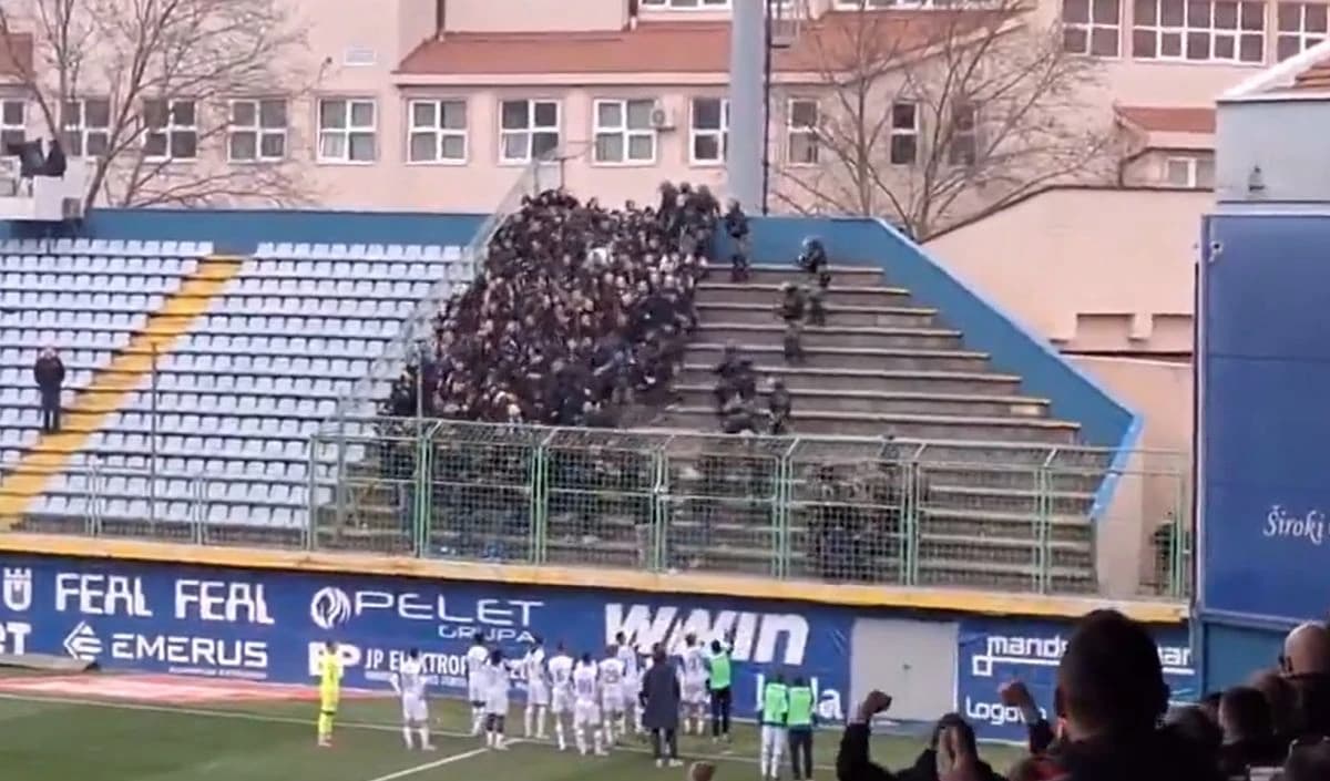 Žestok sukob policije i navijača Želje