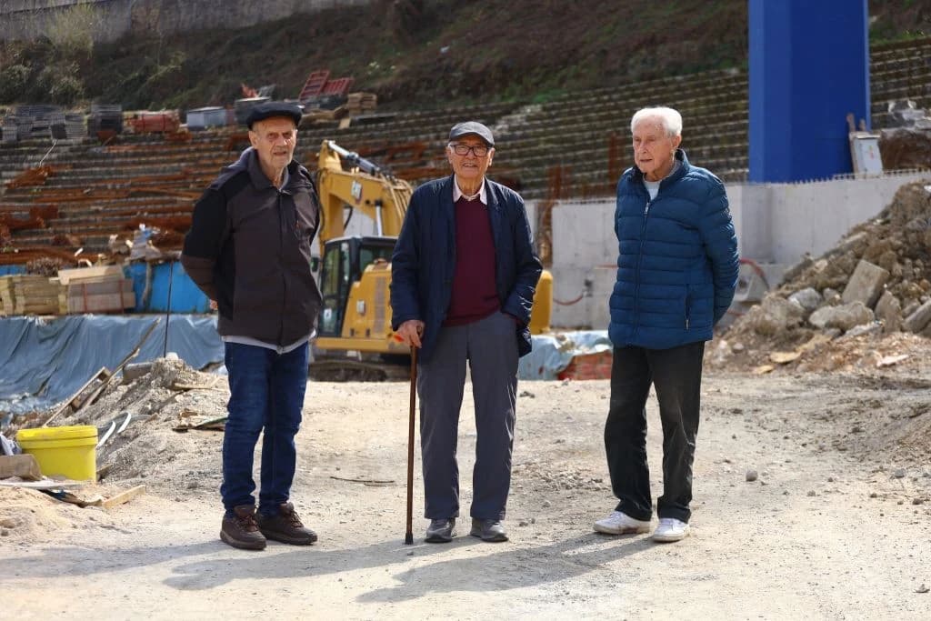 Emotivna fotografija sa Grbavice: Željine legende obilaze radove na južnoj tribini