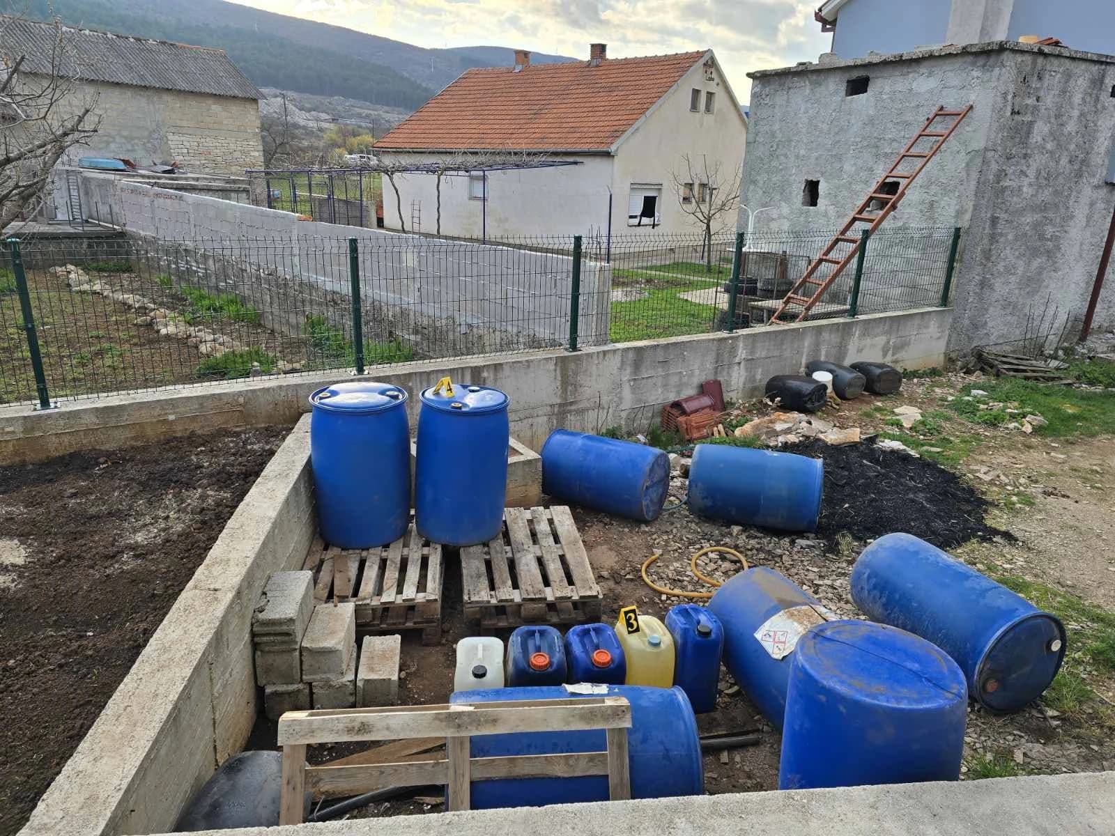 Policija oduzela 2.000 litara goriva i 1.080 kutija cigareta