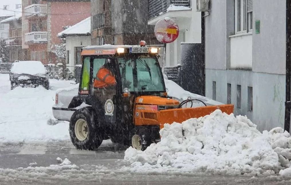 U Bihaću do 30 centimetara snijega, službe na terenu