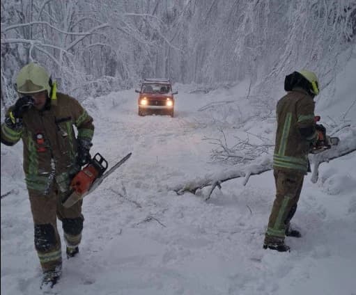 Hitna intervencija na Kozari: Evakuisano šest osoba iz blokiranih vozila