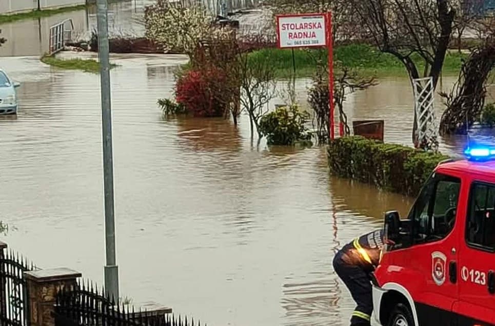 Dijelovi Prnjavora pod vodom, poplavljena domaćinstva u više naselja