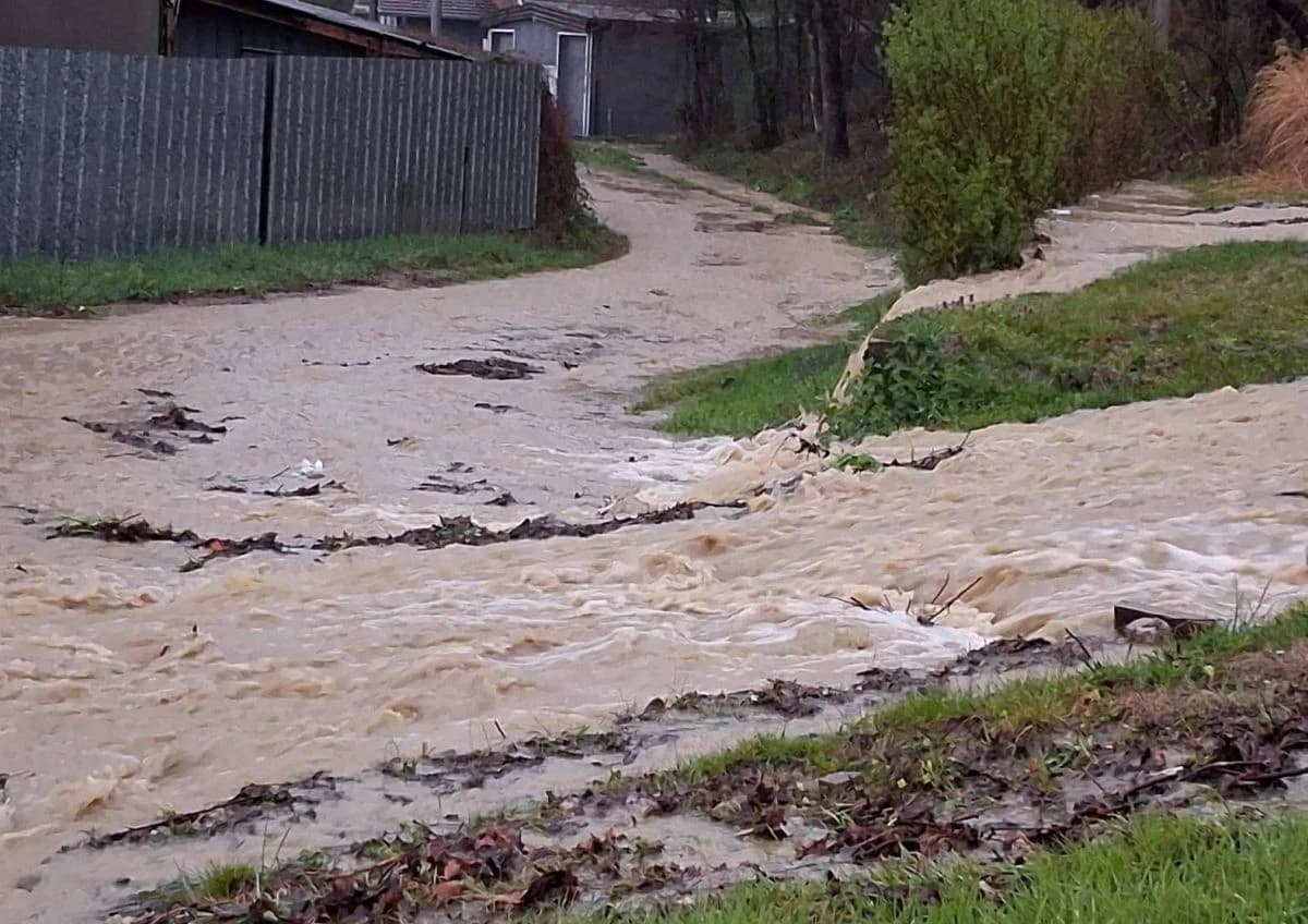 Vanredno i u TK: Poplave u Doboj Istoku, Gračanici, Srebreniku, naselja bez struje, putevi blokirani...