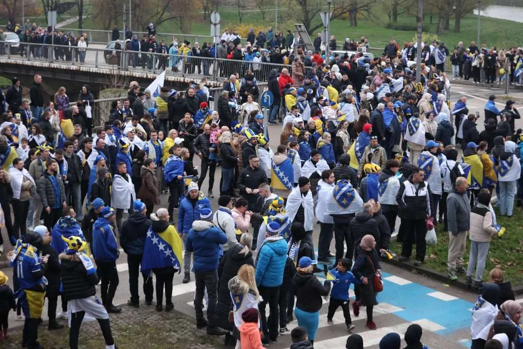 Na zeničkim ulicama karnevalska atmosfera, stadion Bilino polje počeo se puniti