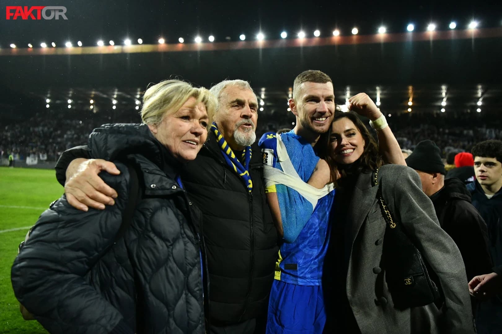 Džeko sa roditeljima i suprugom Amrom