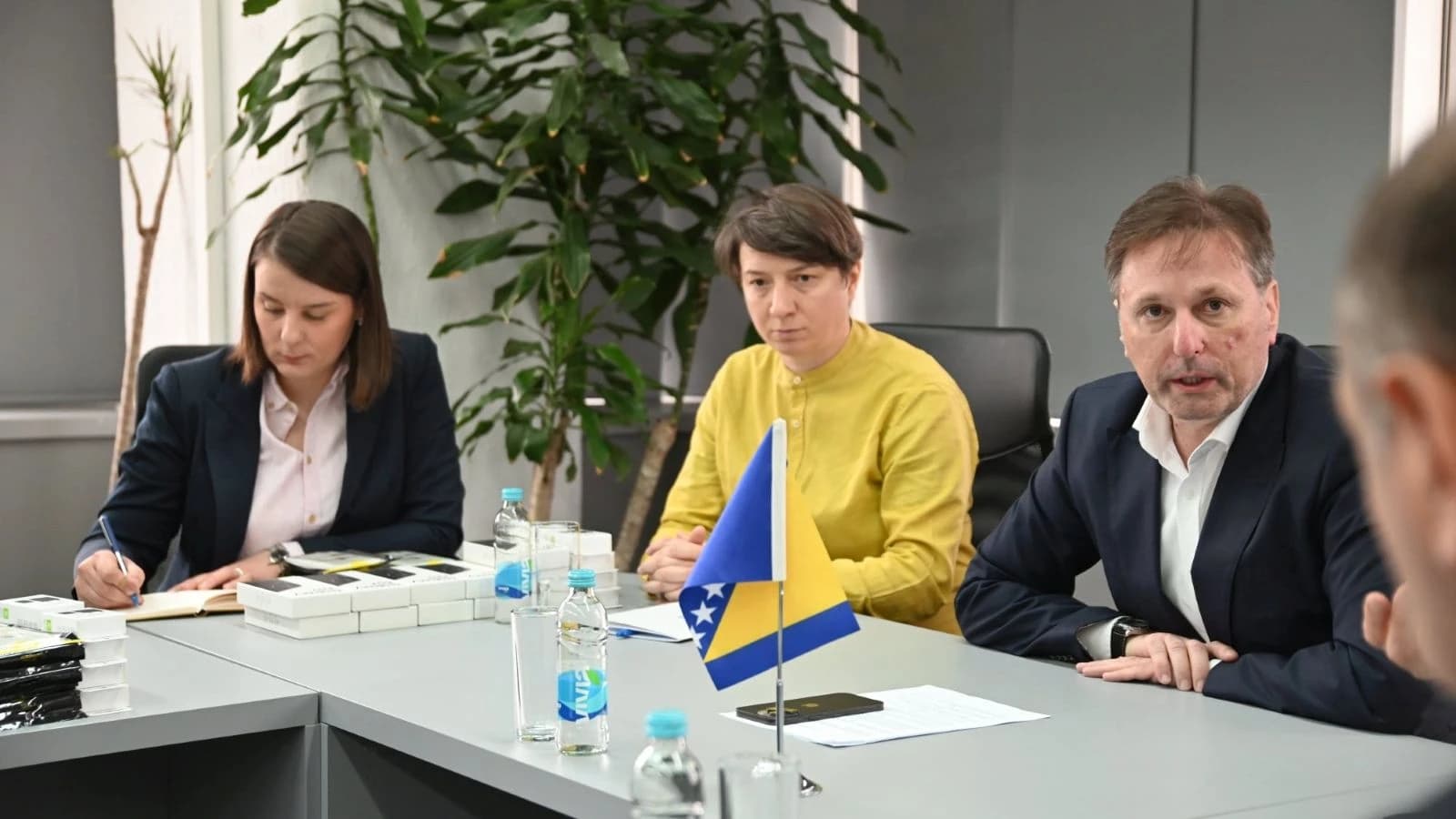 Ministar Hrnjić podijelio telefone