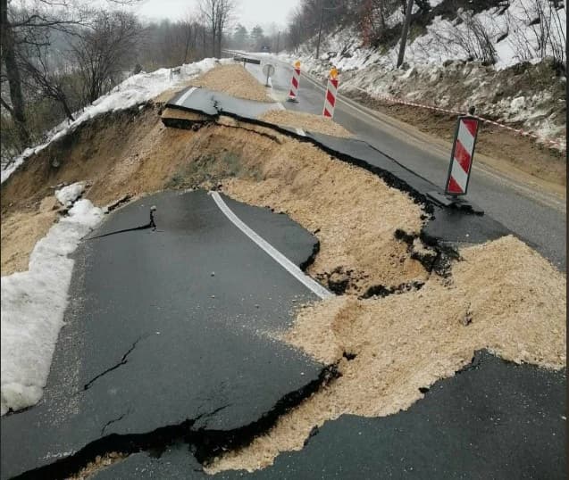 Zbog odrona zemljišta zatvoren magistralni put Tuzla - Bijeljina