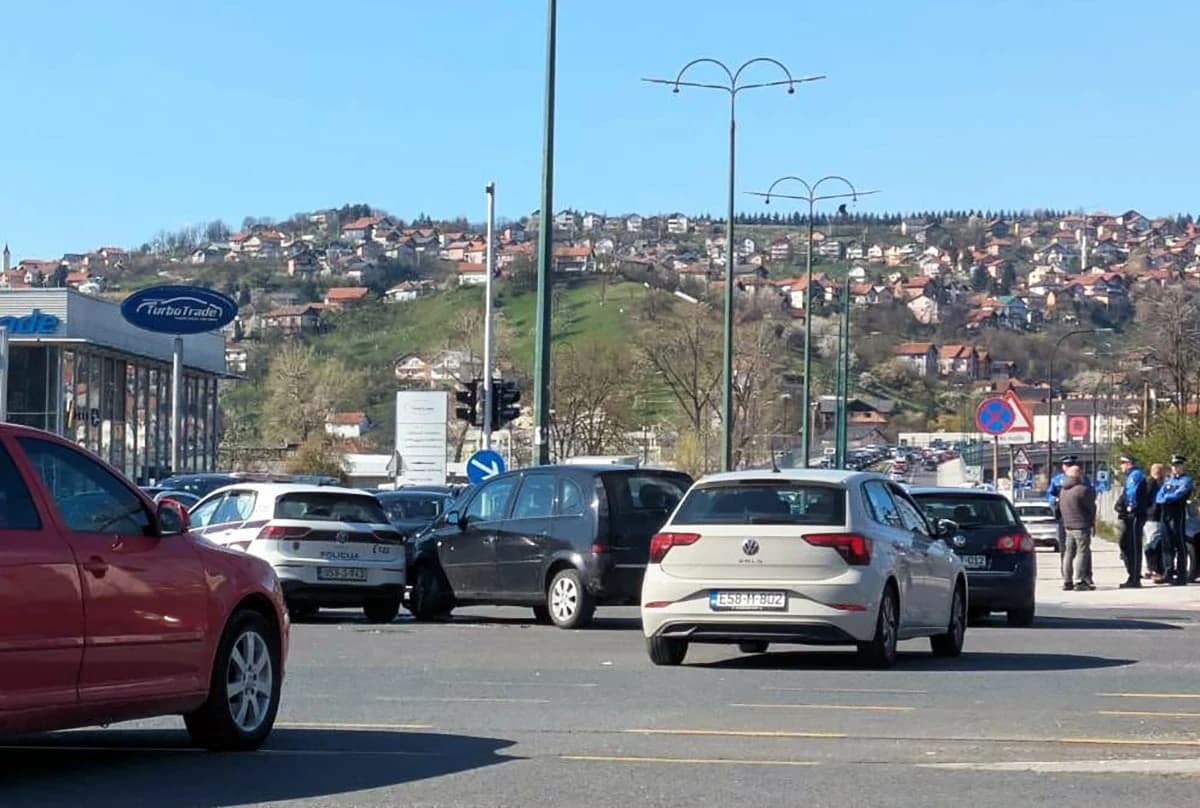 Učestvovalo i policijsko vozilo: U saobraćajnoj nesreći na Alipašinom Polju jedna osoba povrijeđena