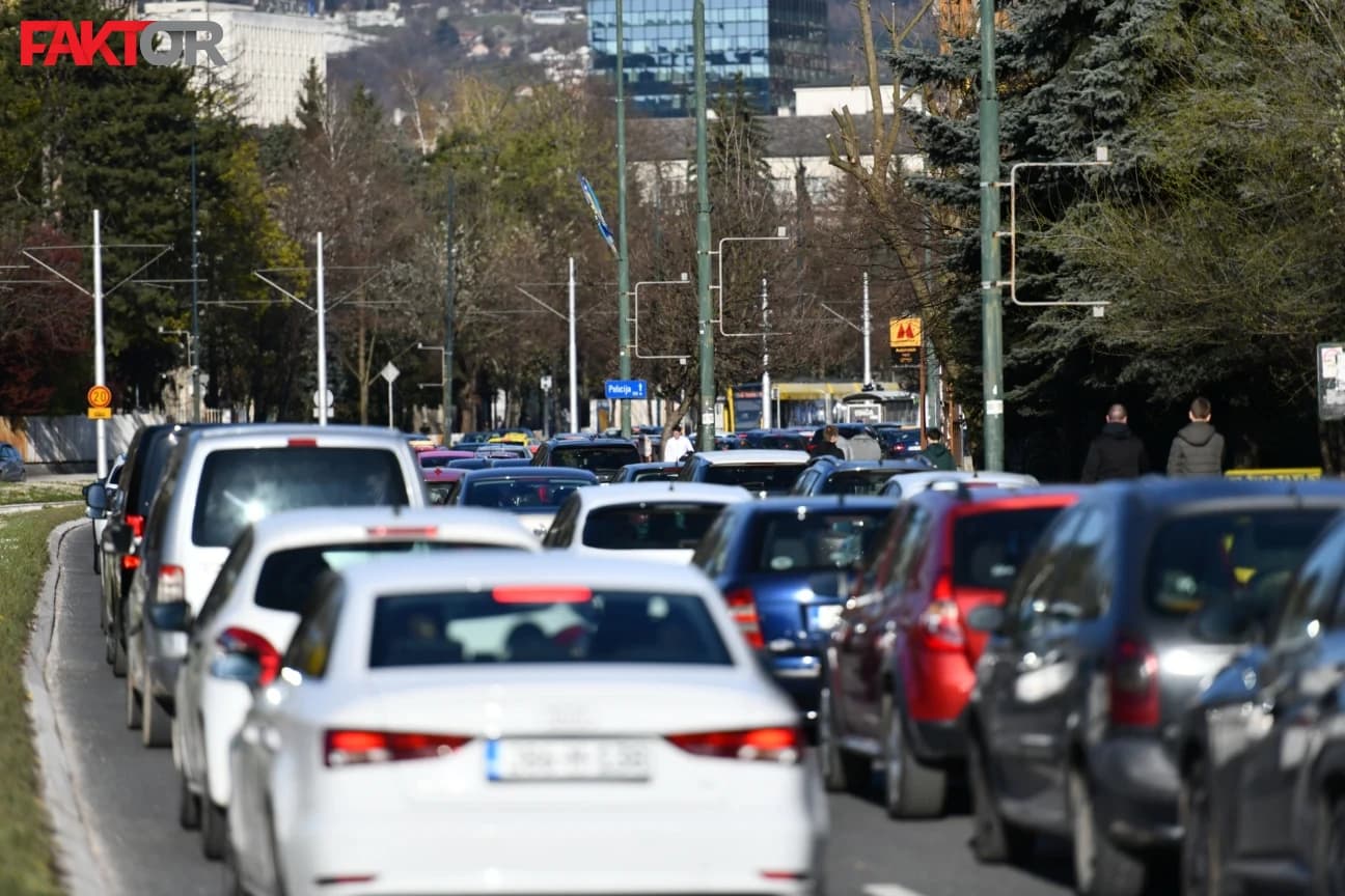 Ogromne saobraćajne gužve u Sarajevu: Nemoguće je pronaći pravac kojim biste se kretali bez zastoja