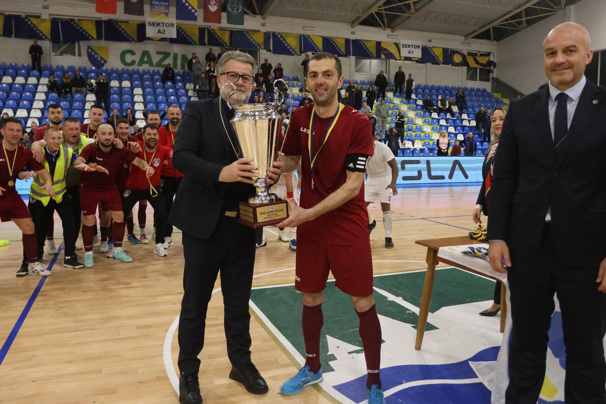 Durić je kapitenu Sarajlija uruči pehar