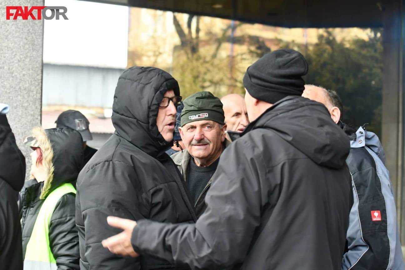 Sa protesta u Sarajevu pred Vladom FBiH
