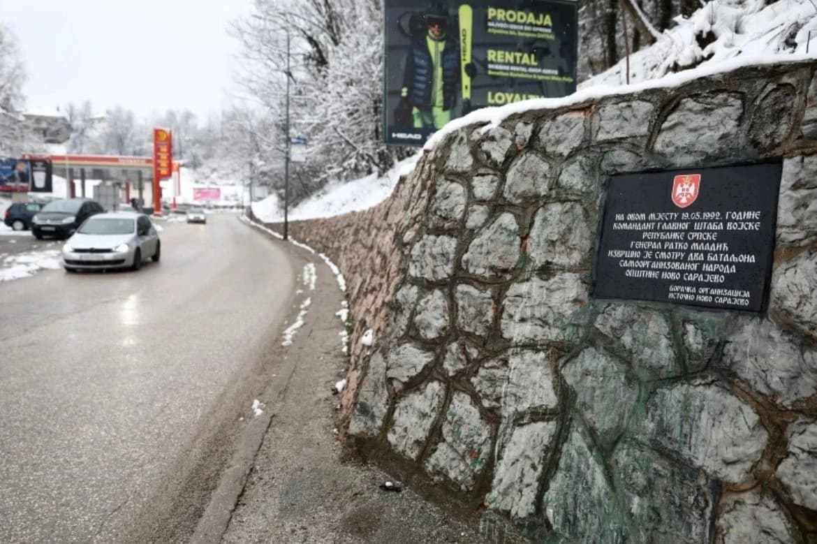 Spomen-ploča zločincu na Vracama