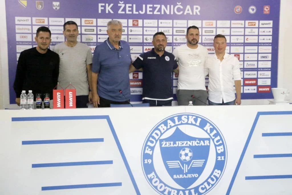 Kametović (prvi s desna)