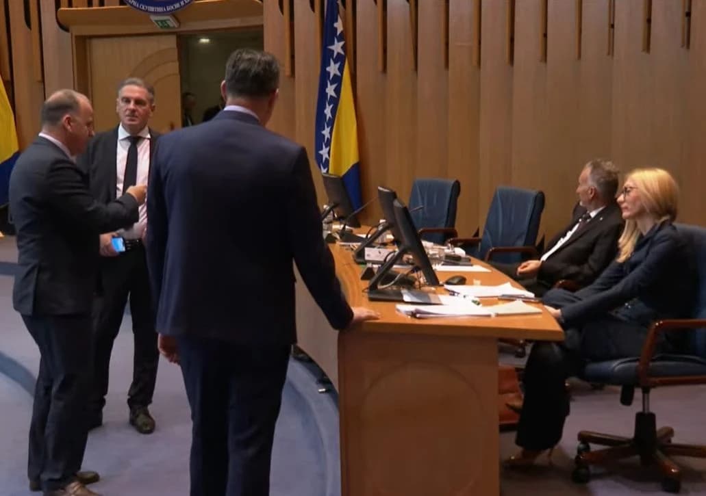 Iz SNSD-a i HDZ-a nisu došli: Špirić se "pere" vjerskim praznicima, a ne smeta kad on sjednicu zakaže dan pred Bajram