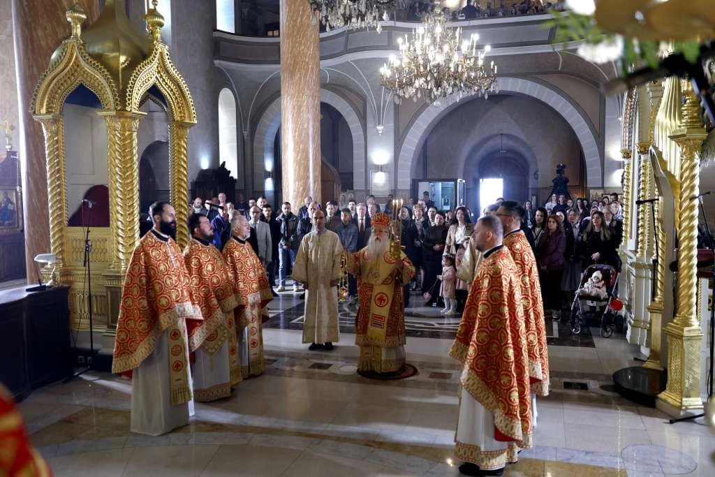 Veliki broj vjernika okupio se na vaskršnjoj liturgiji u Sabornoj crkvi u Sarajevu