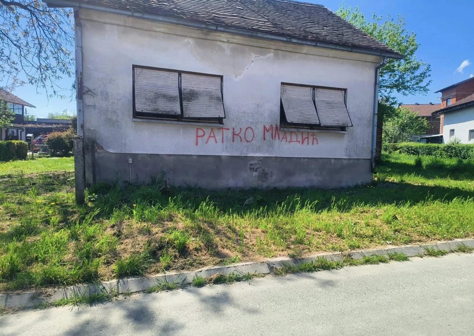 Natpisi koji veličaju ratne zločince uznemirili Bošnjake; Spahić: Nije prvi put, nadležni odgovorne ne privode