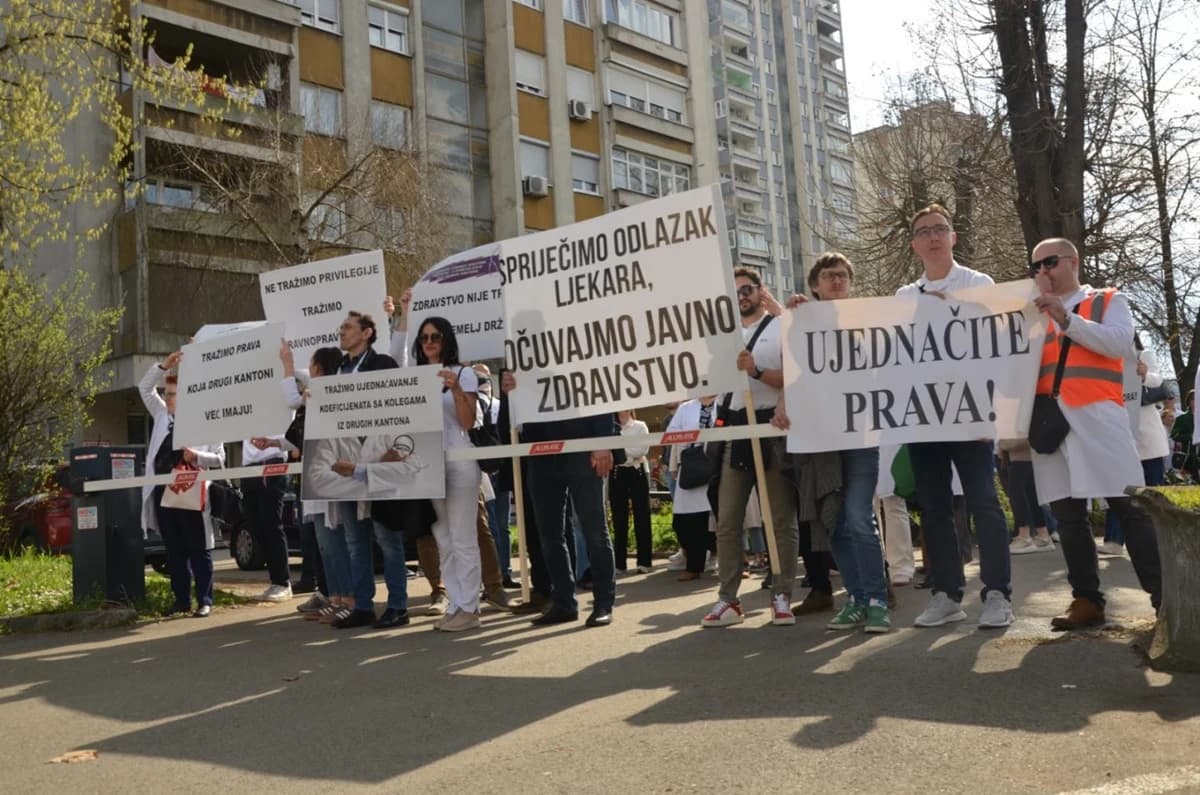 Protest doktora ispred Vlade TK
