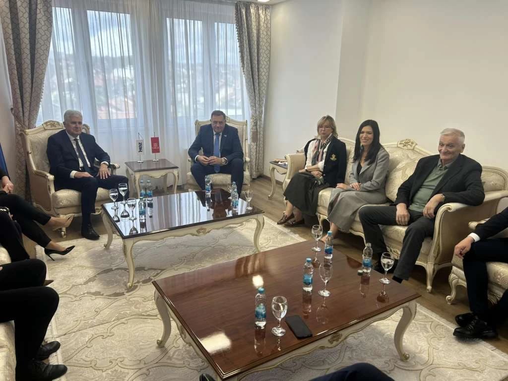 Počeo sastanak delegacija SNSD-a i HDZ-a u Banjoj Luci