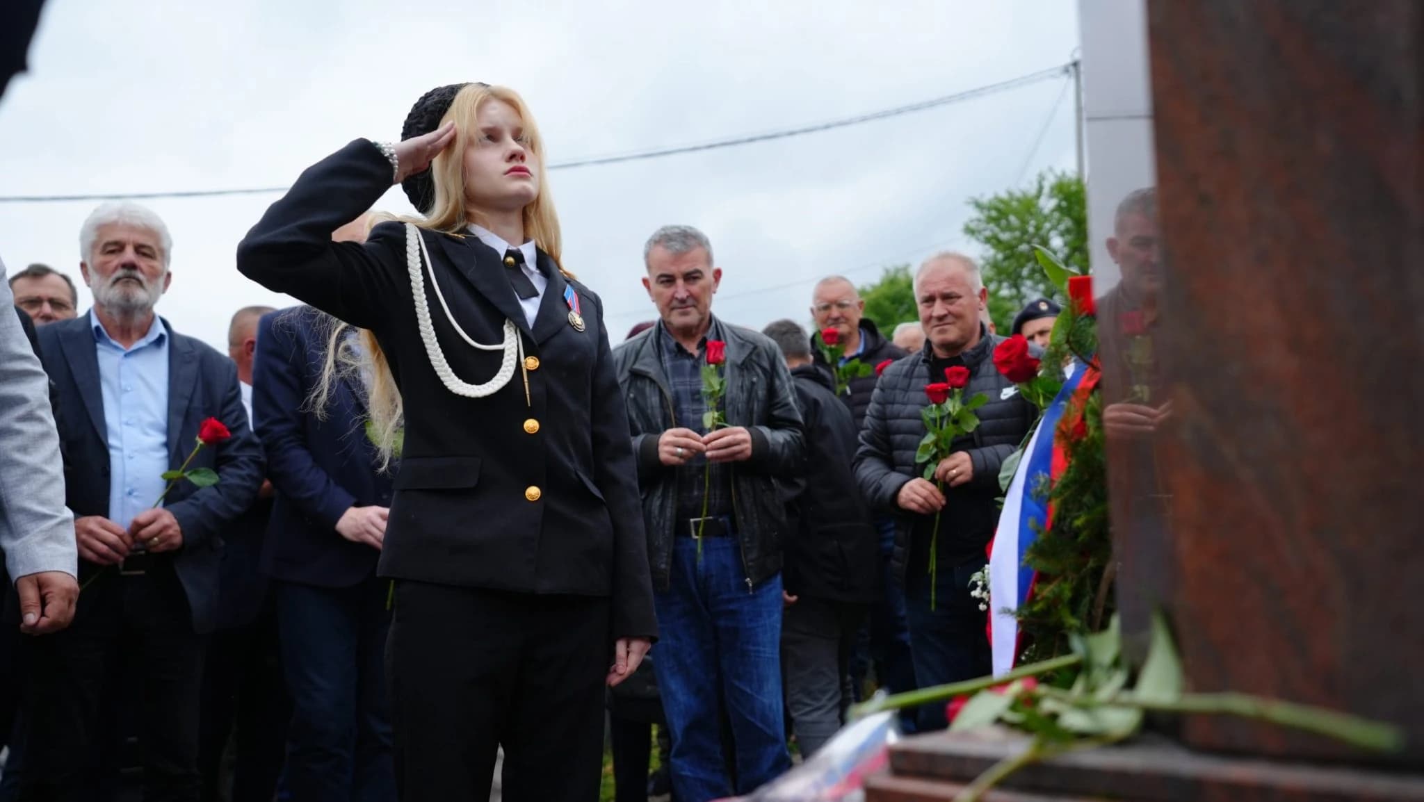 Kćerka ruskog dobrovoljca Aleksandra Kravčenka ispred spomenika u Višegradu