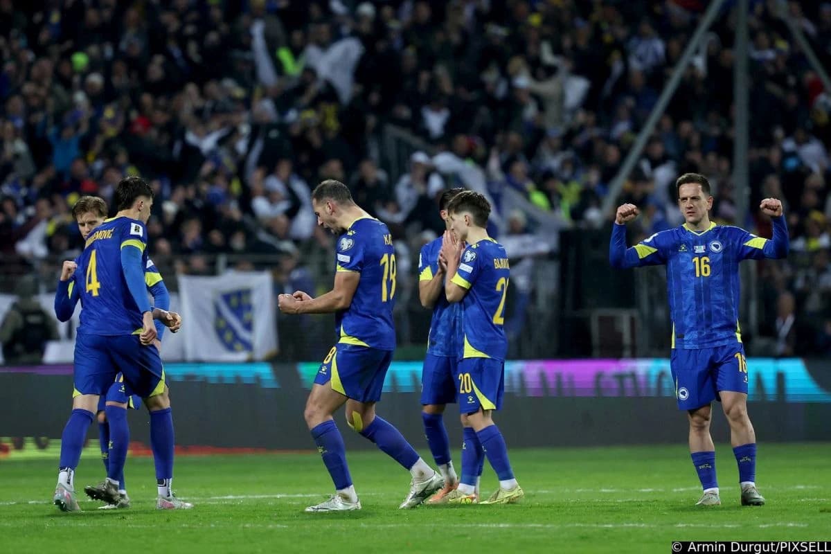 Hadžiahmetović (broj 16) ima problema sa koljenom