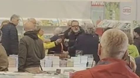 Nije čitanje "udarilo u glavu" nego stolica: Tuča na Sarajevskom sajmu knjiga