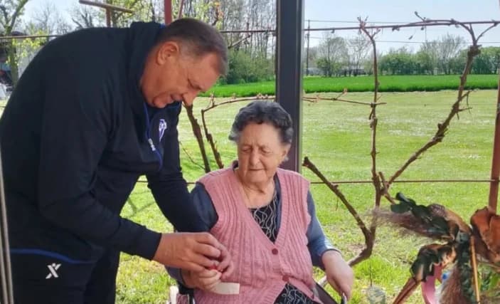 Dodik je fotografiju s majkom Mirom podijelio 12. aprila na vaskrs