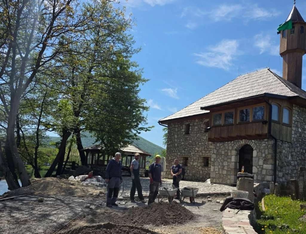 Mještani udružili snage, završavaju harem džamije uz Unu