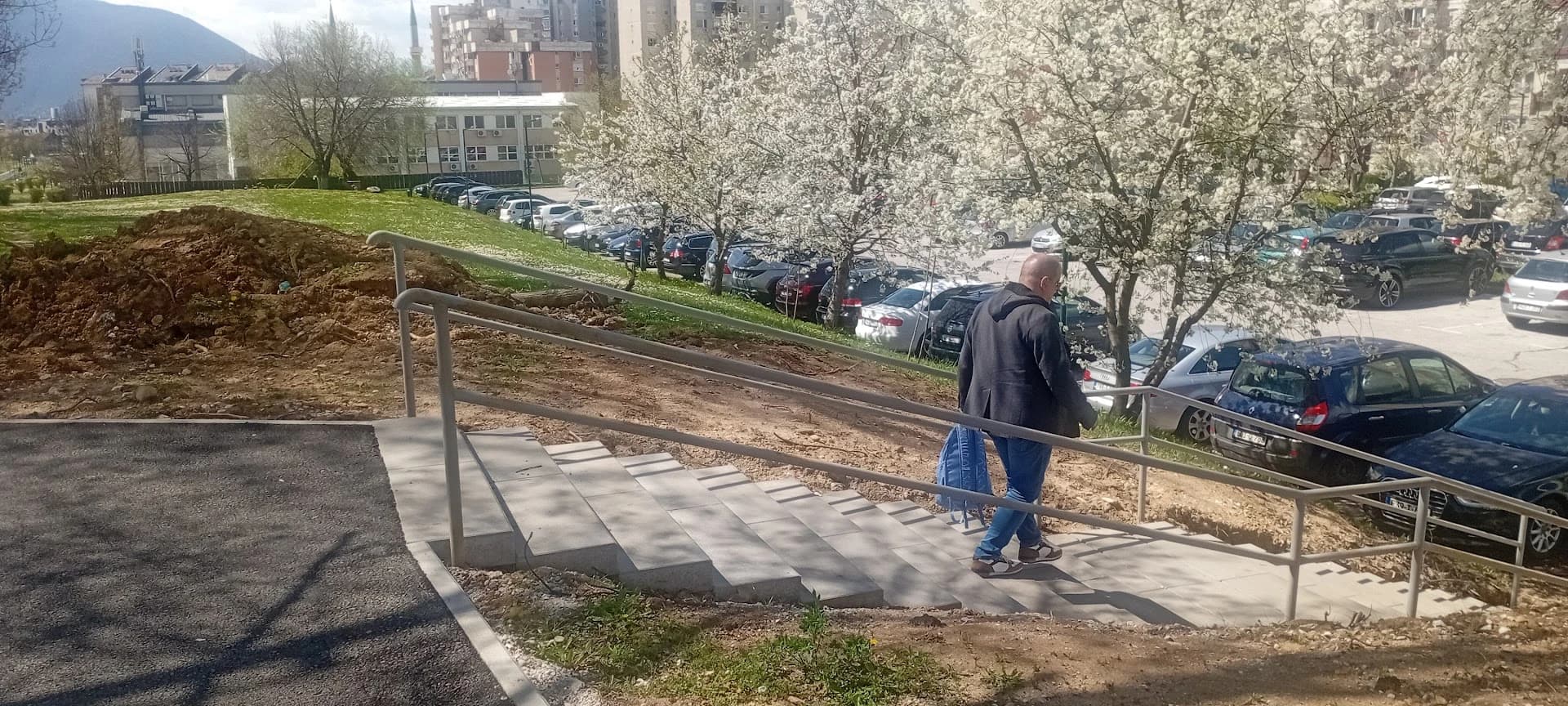 Stepenište davno završeno u Semira Frašte, ali izvođač radova nikako da pospremi iza sebe