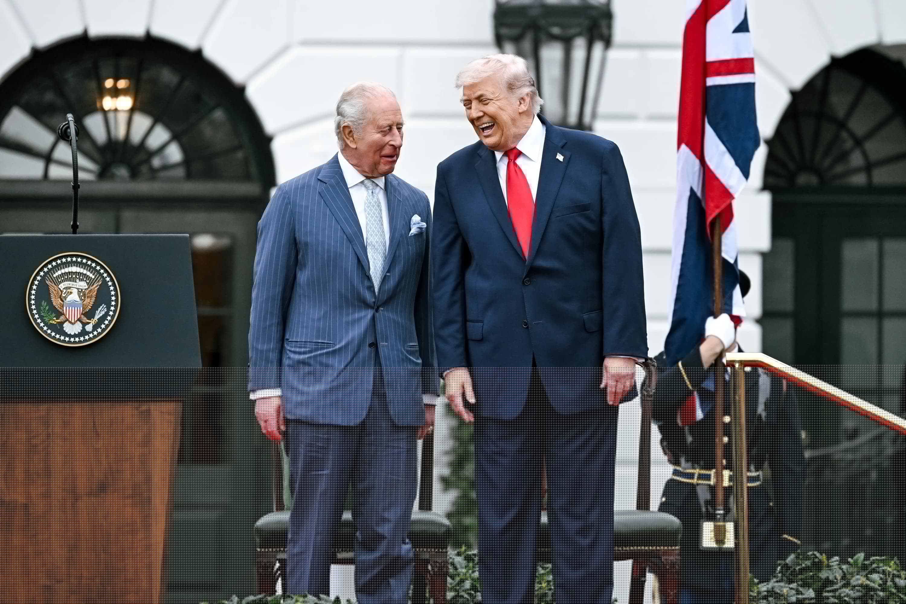 Kralj Charles narugao se Trumpu, a onda se javio Macron