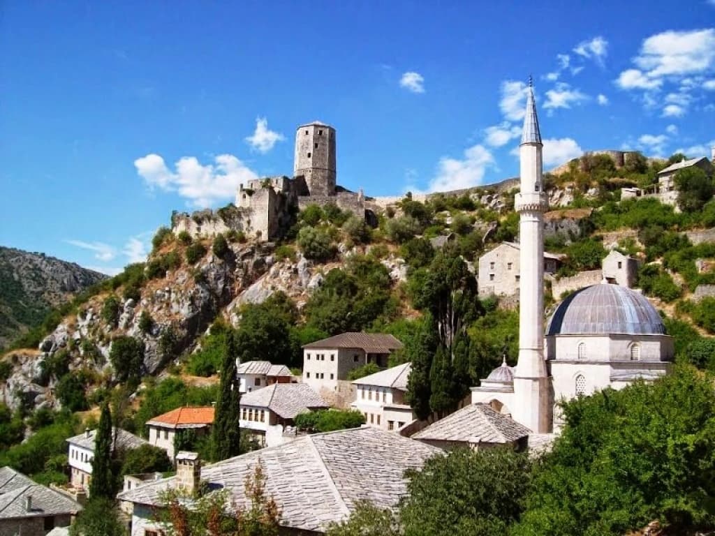 Počitelj: Turistkinje iz Španije uhvatile tri džeparošice na djelu i otele im torbu