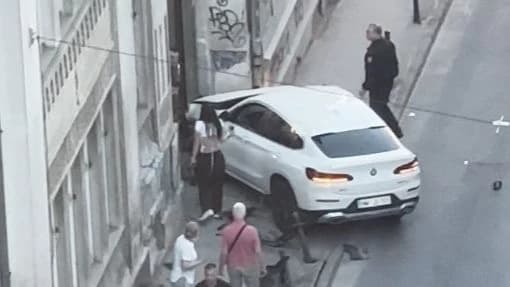 Saobraćajna nezgoda na Skenderiji: Vozač se mercedesom "zabio" u zgradu