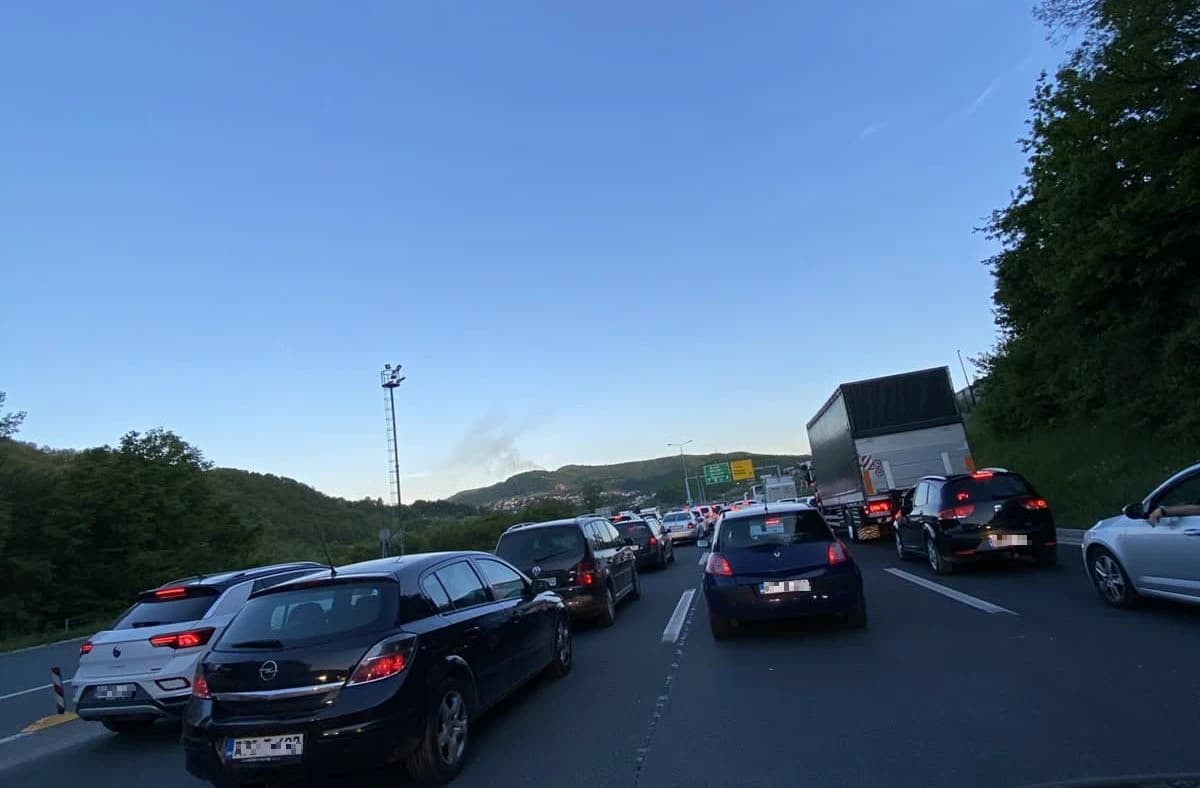 Kolone vozila formirane su odmah nakon naplatnih kućica