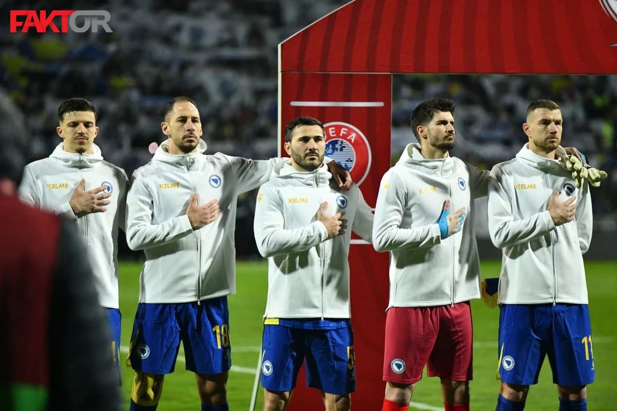 Kolašinac (u sredini) na raskrsnici karijere