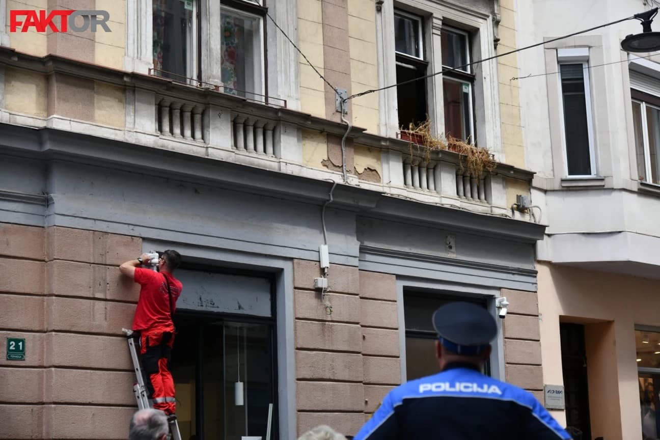 U ulici Ferhadija u Sarajevu opet se obrušila fasada, pješak povrijeđen i prevezen u KCUS