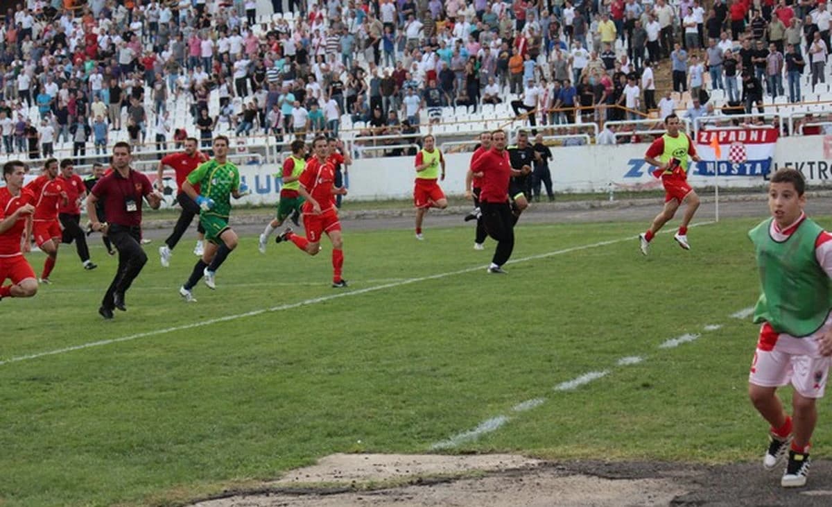Igrači i stručni štab FK Velež su spašavali živu glavu