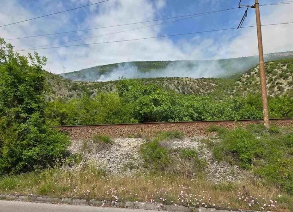 Gori iznad Mostara na nepristupačnom terenu