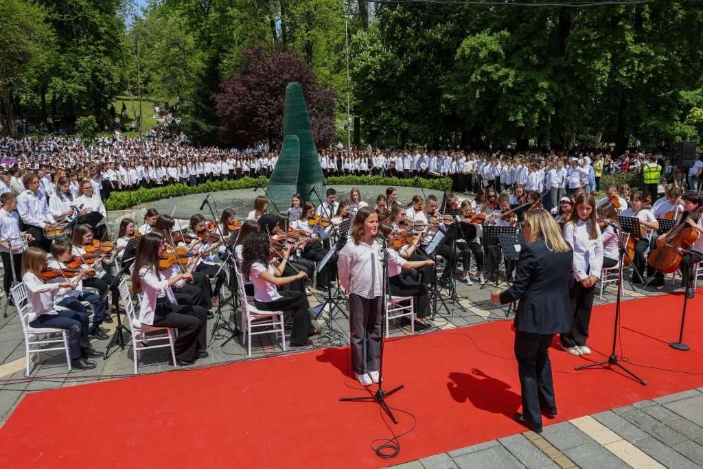 Dječija manifestacija "Samo da rata ne bude" u znak sjećanja na ubijenu djecu opkoljenog Sarajeva