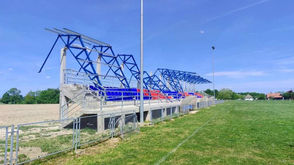 Obrušio se dio nadstrešnice na fudbalskom igralištu u mjesnoj zajednici Gornji Brezik