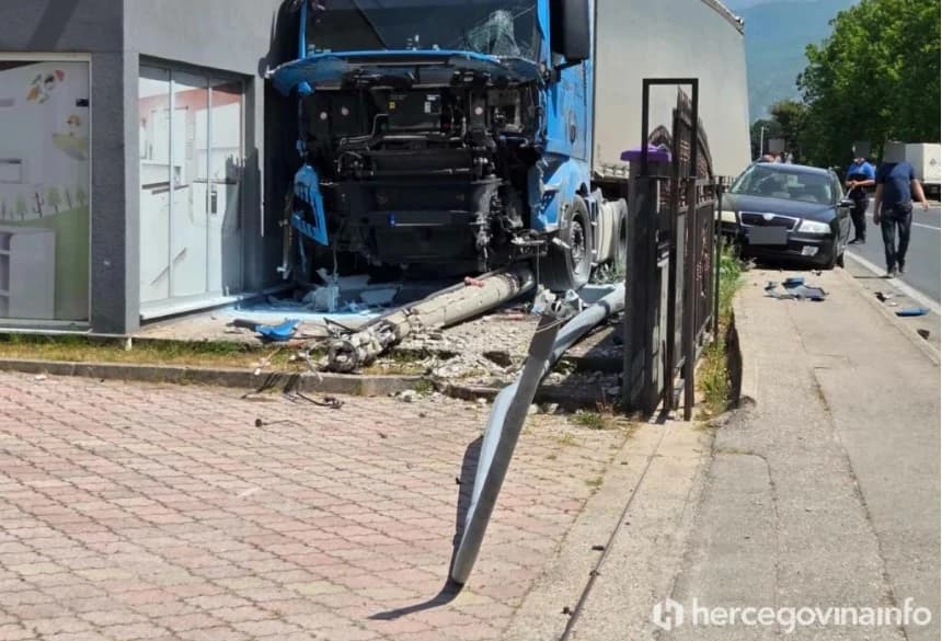 Mostar: Nakon sudara s automobilom, kamion oborio stub i probio ogradu salona, dvije osobe povrijeđene