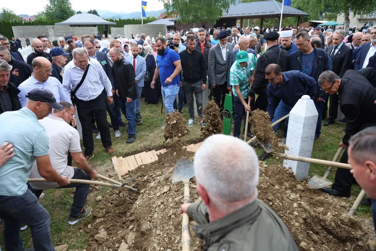 Šehidsko mezarje Veljaci u Bratuncu