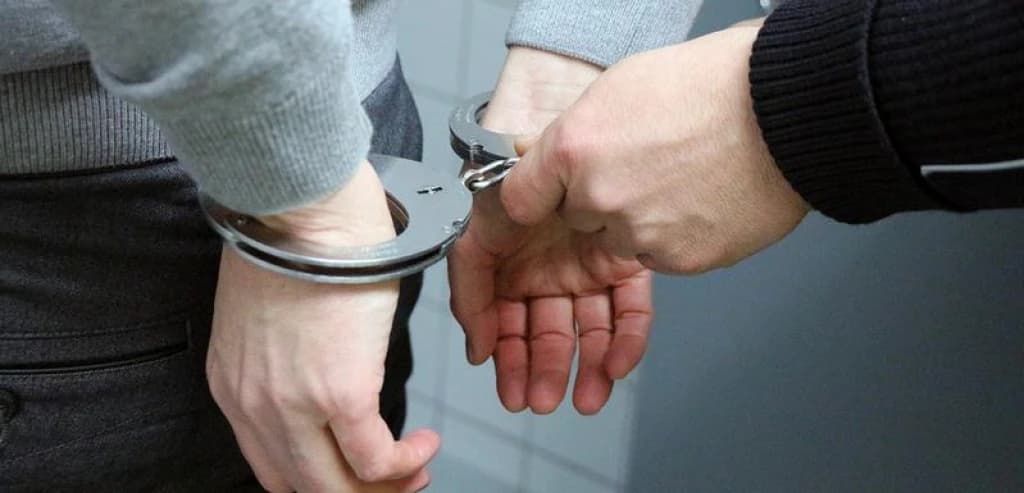 Komšinicu gađao kamenom pa ugrizao policajca koji ga je uhapsio