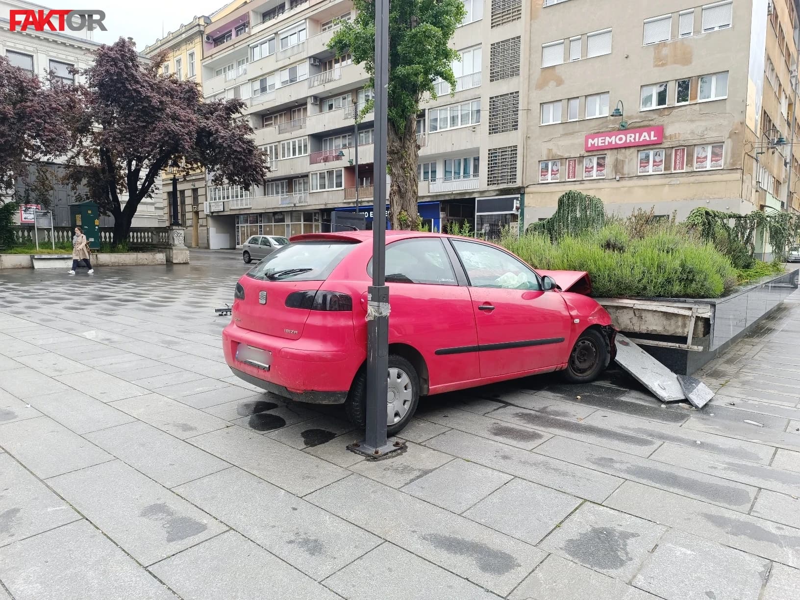 Automobil se zabio u betonsku žardinjeru kod Narodnog pozorišta
