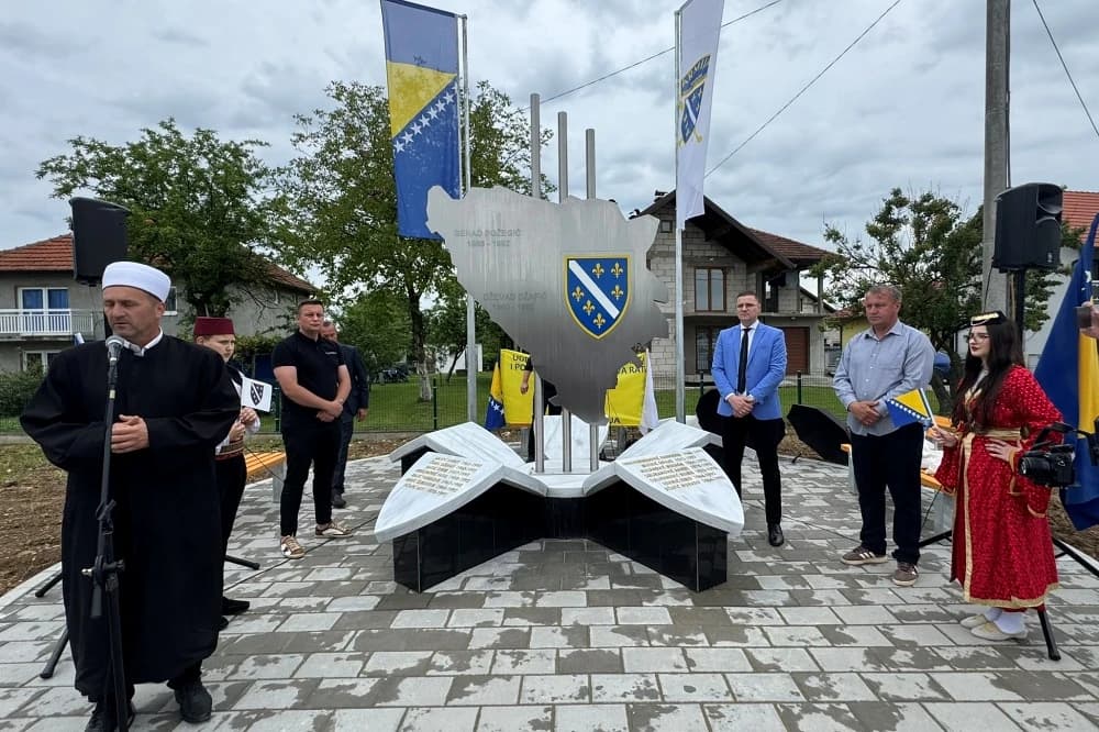 Kalesija: Otkriveno spomen-obilježje poginulim borcima i civilnim žrtvama rata u Raincima Donjim