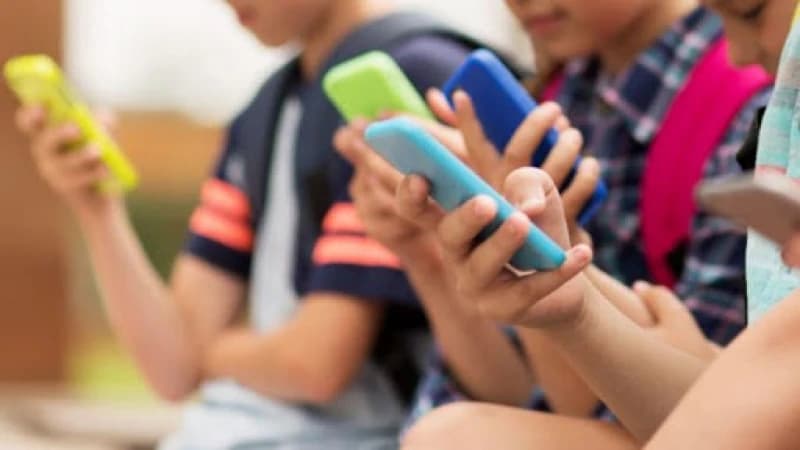 Većina djece "spava" sa mobitelom, mnoga ga nikad ni ne gase