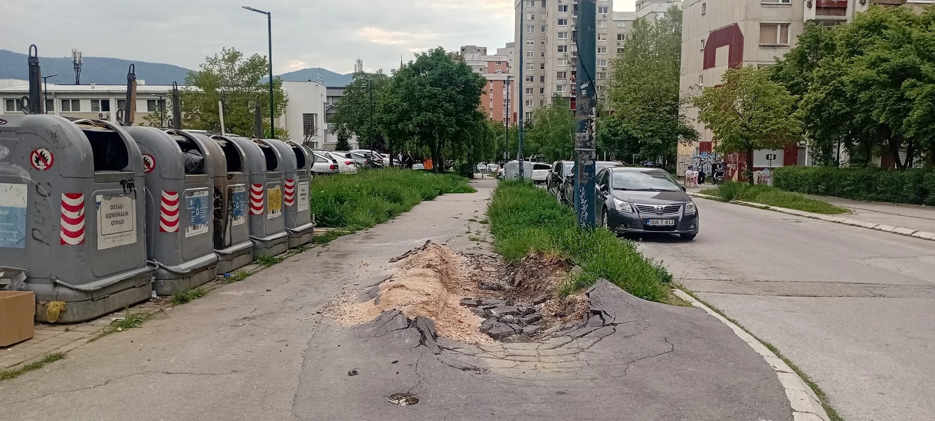 Sarajevo: "Krater" u asfaltu na Alipašinom Polju se širi, hoće li doći do električnog stuba
