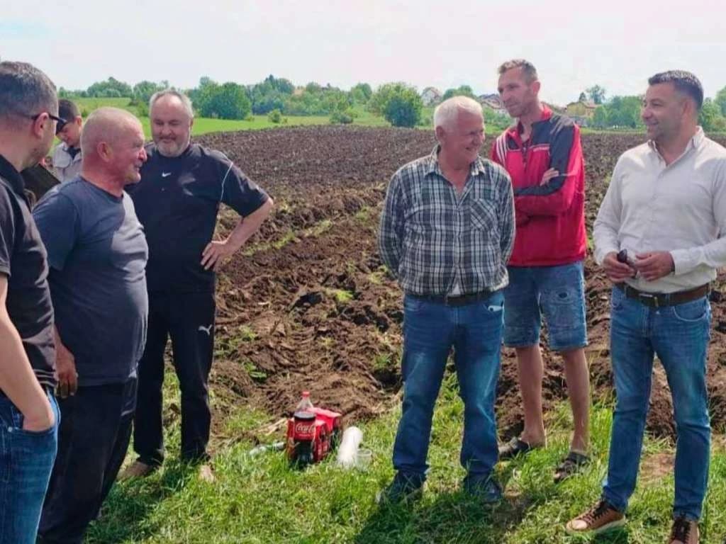 Ministar podržao akciju Izačićana: Uzorali 15 hektara zemlje za pomoć farmeru