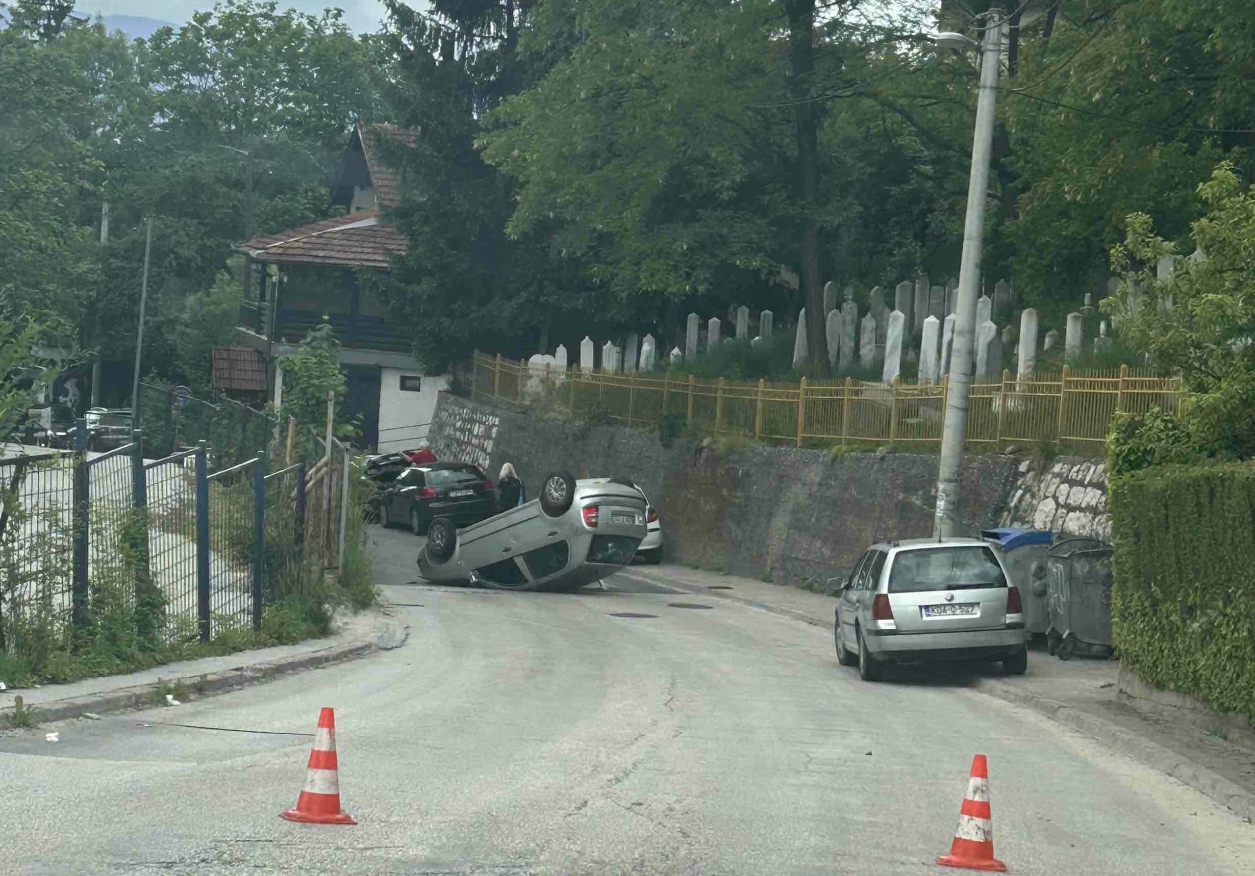 Saobraćajna nesreća u Sarajevu: Vozilo na krovu, povrijeđena jedna osoba